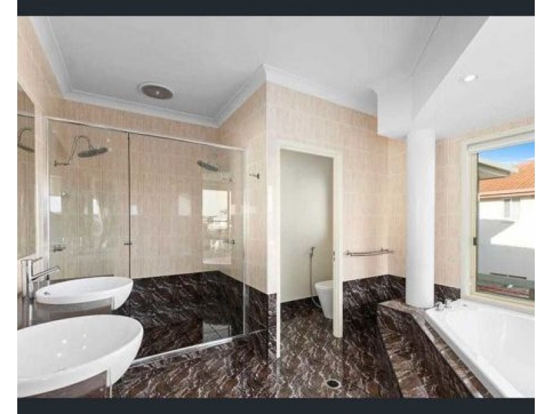 129 Pebble Beach Drive, Runaway Bay QLD 4216