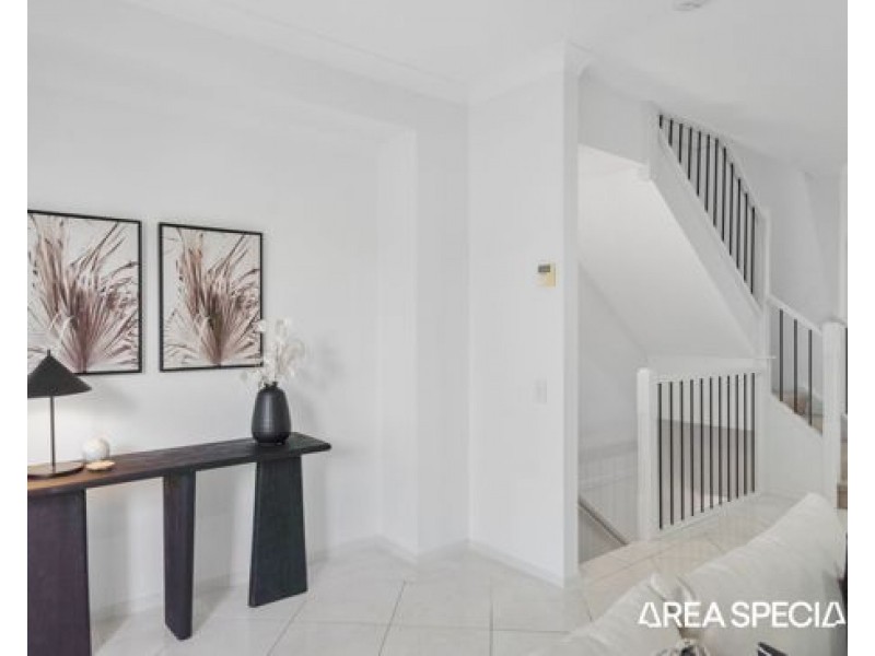 2/2 Tourangeau Crescent, Varsity Lakes QLD 4227