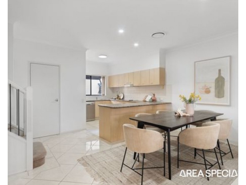 2/2 Tourangeau Crescent, Varsity Lakes QLD 4227