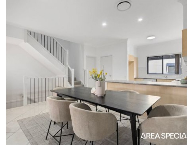 2/2 Tourangeau Crescent, Varsity Lakes QLD 4227