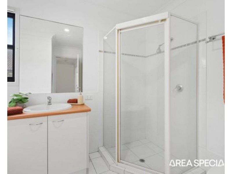 2/2 Tourangeau Crescent, Varsity Lakes QLD 4227