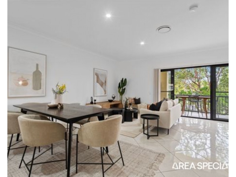 2/2 Tourangeau Crescent, Varsity Lakes QLD 4227