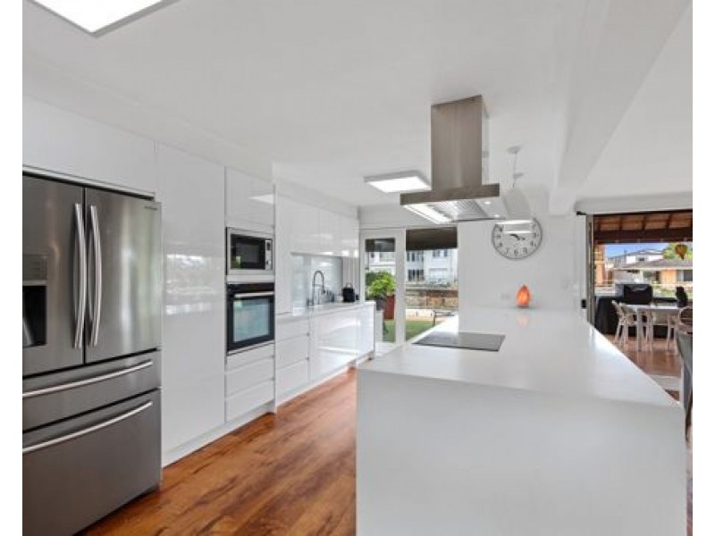 7 Monterey Court, Broadbeach Waters QLD 4218