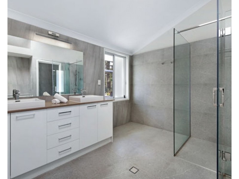 4 Earle Court, Tallai QLD 4213