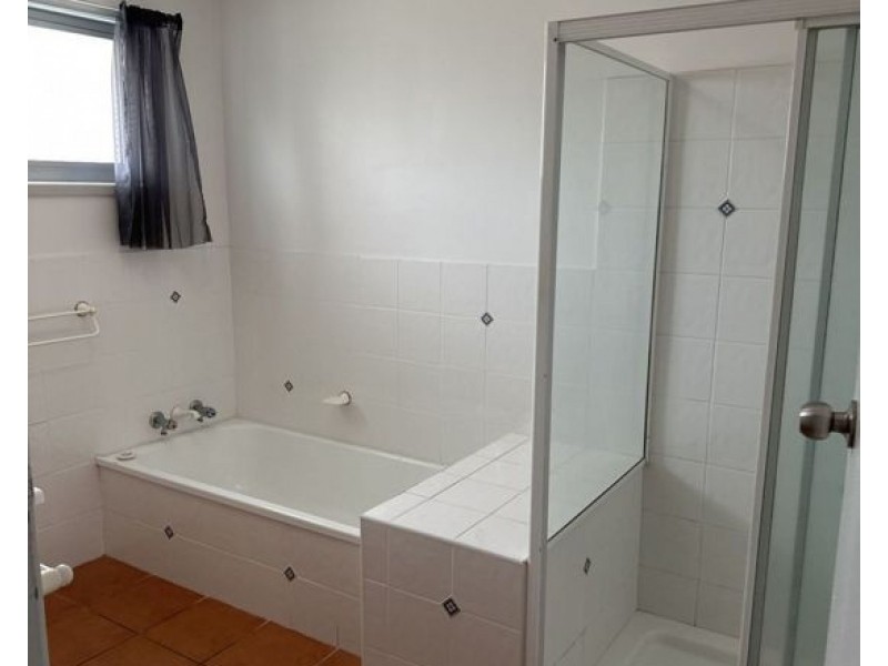 15B EILEEN AVENUE, Southport QLD 4215