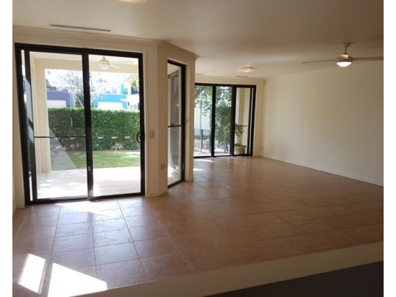 1 The Vistas Drive, Carrara QLD 4211