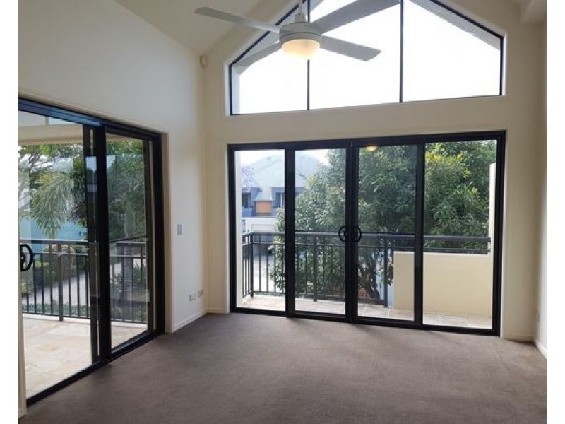 1 The Vistas Drive, Carrara QLD 4211