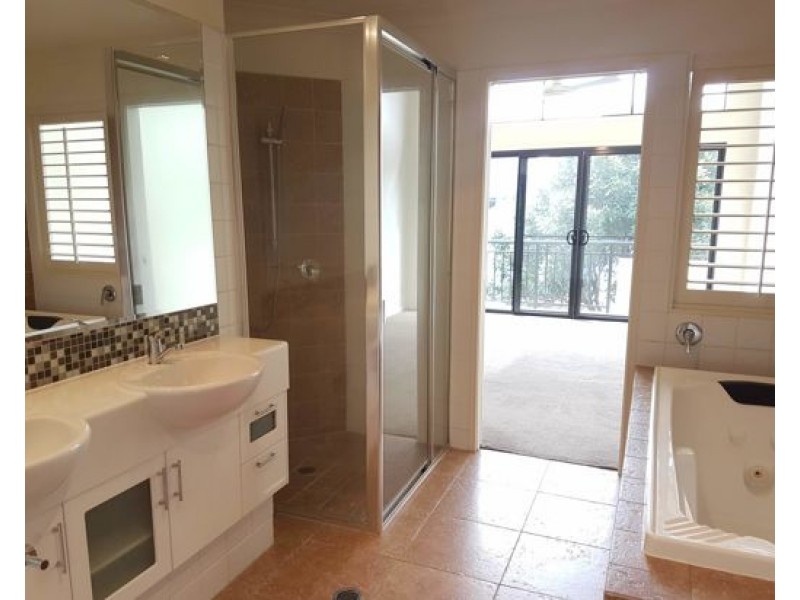 1 The Vistas Drive, Carrara QLD 4211