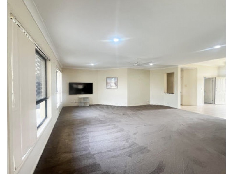 34 Nottinghill Gate Drive, Arundel QLD 4214