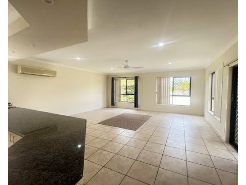 34 Nottinghill Gate Drive, Arundel QLD 4214