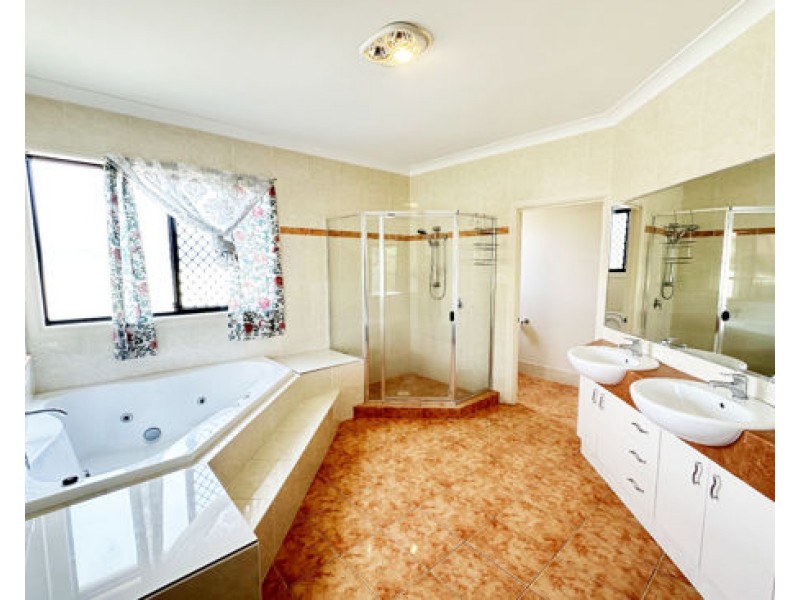 34 Nottinghill Gate Drive, Arundel QLD 4214