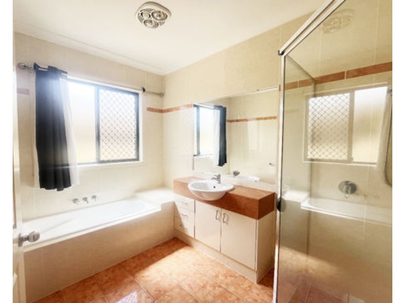 34 Nottinghill Gate Drive, Arundel QLD 4214