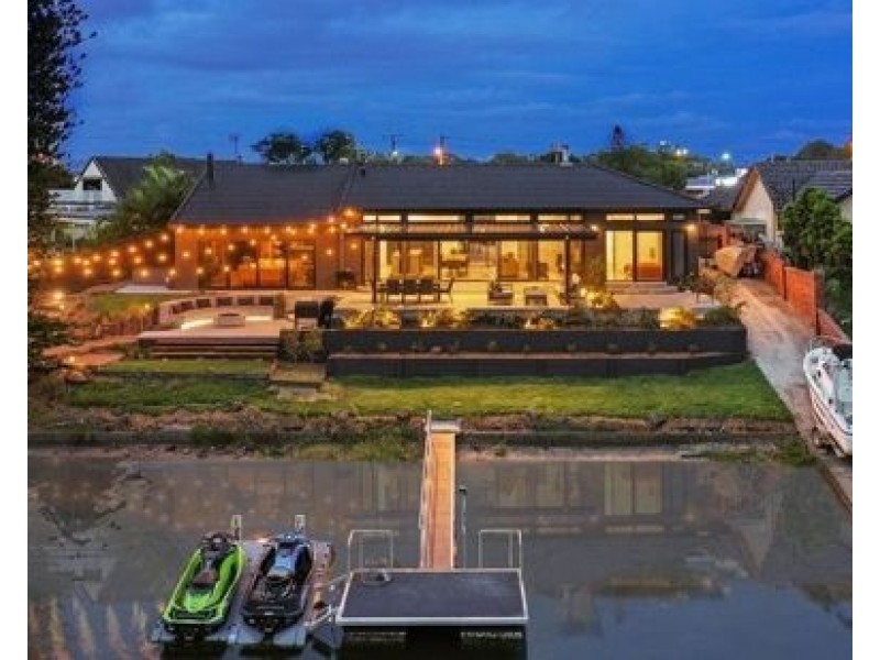 6 CHALE COURT, Bundall QLD 4217