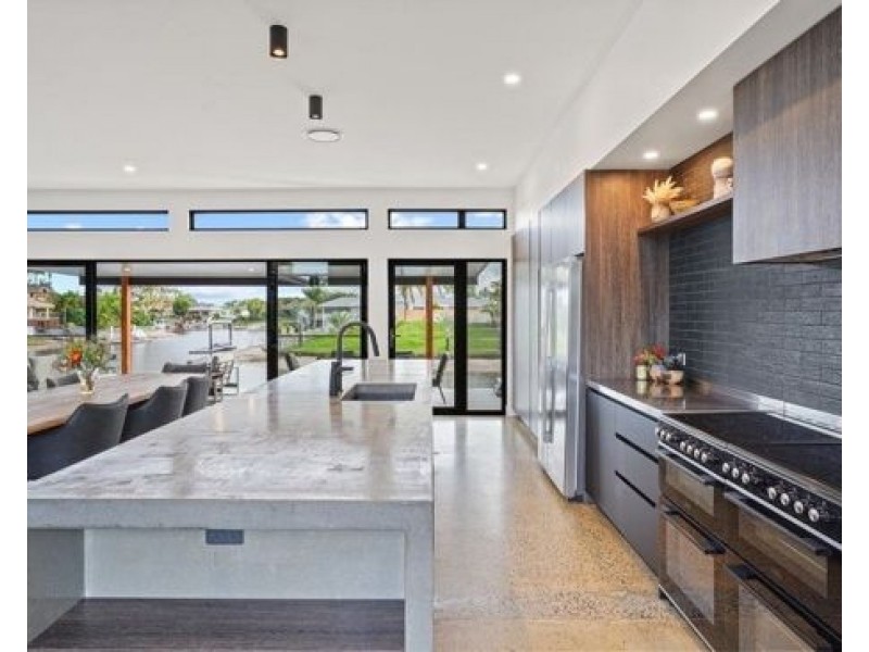 6 CHALE COURT, Bundall QLD 4217