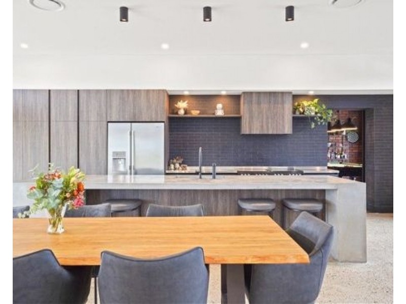 6 CHALE COURT, Bundall QLD 4217