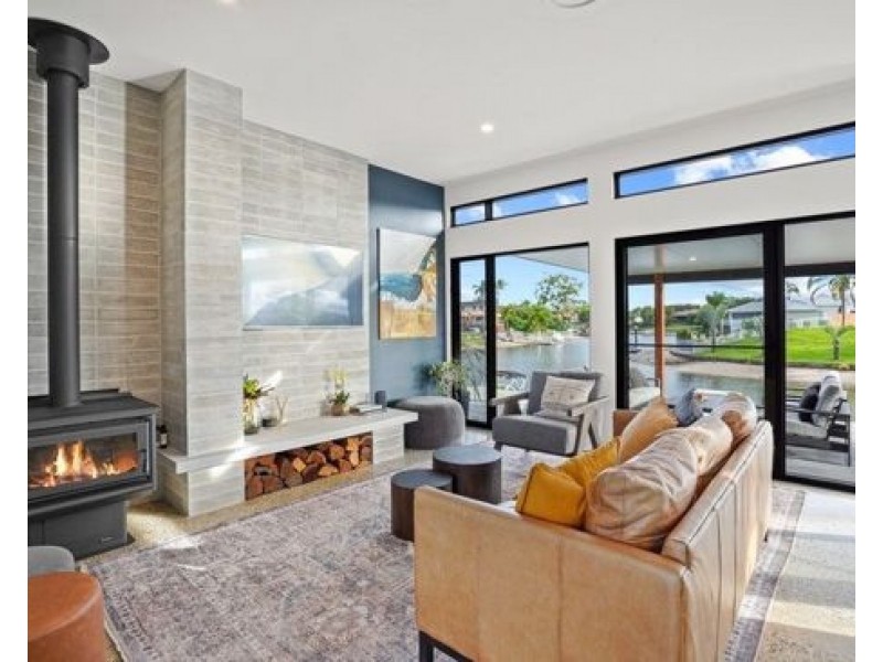 6 CHALE COURT, Bundall QLD 4217