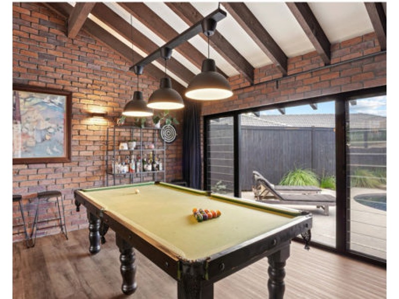 6 CHALE COURT, Bundall QLD 4217