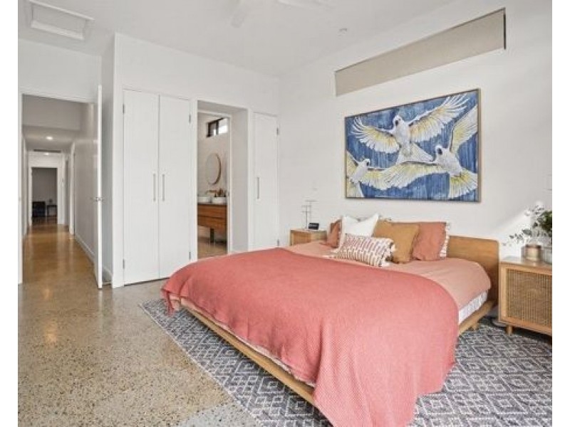 6 CHALE COURT, Bundall QLD 4217