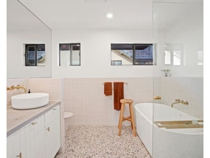 6 CHALE COURT, Bundall QLD 4217