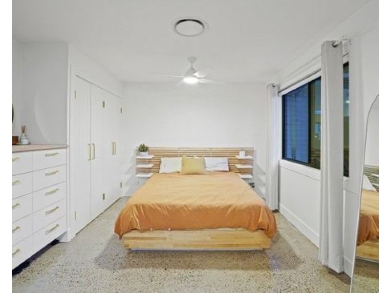 6 CHALE COURT, Bundall QLD 4217