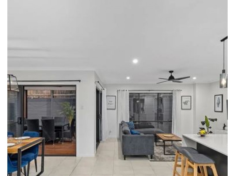 219 Woodline Drive, Spring Mountain QLD 4124