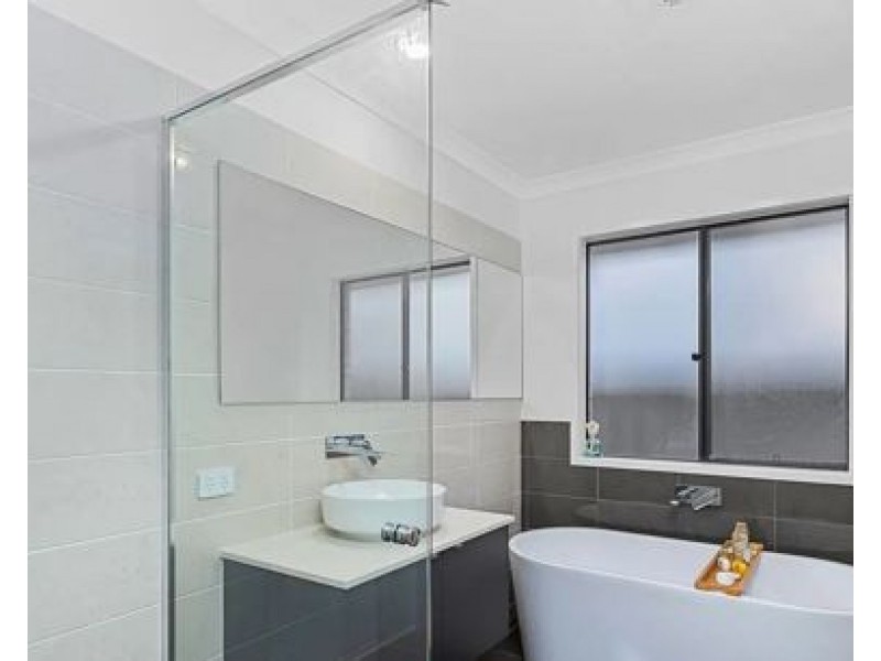 219 Woodline Drive, Spring Mountain QLD 4124