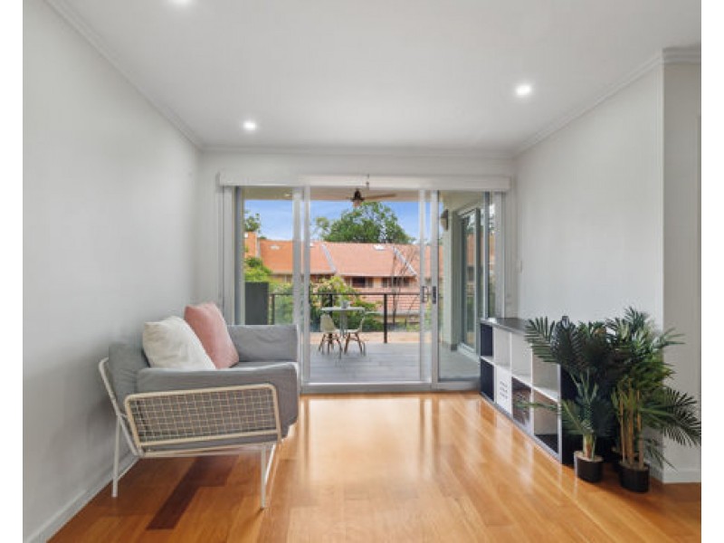 13/2 Laurence st, St Lucia QLD 4067