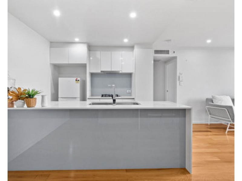 13/2 Laurence st, St Lucia QLD 4067