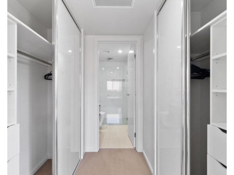 13/2 Laurence st, St Lucia QLD 4067