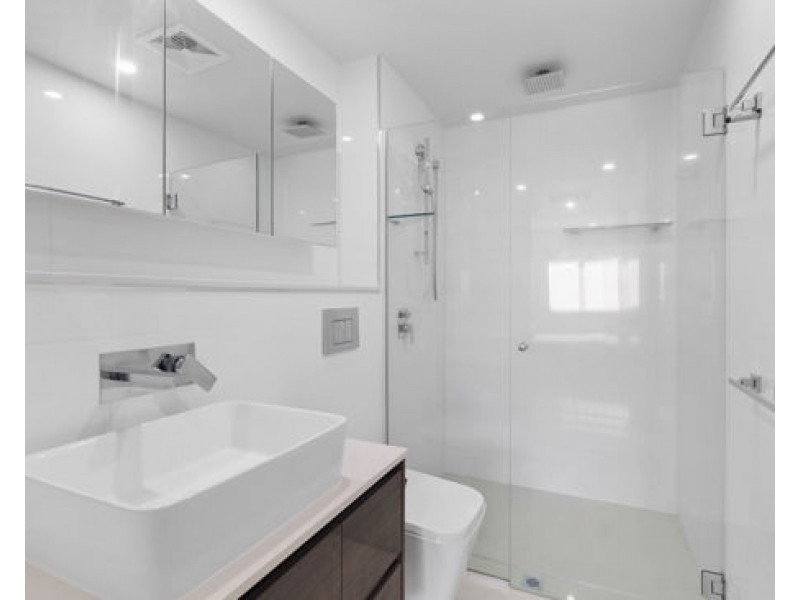 13/2 Laurence st, St Lucia QLD 4067