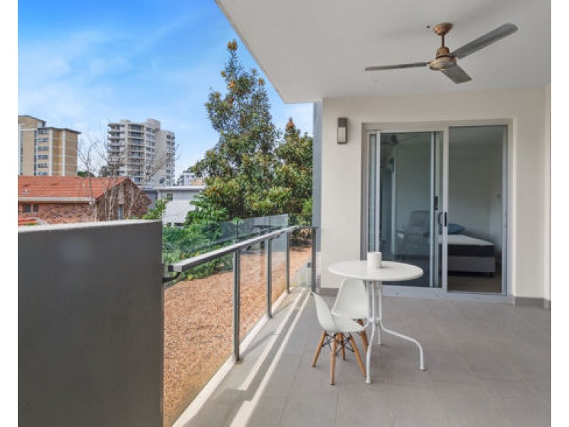13/2 Laurence st, St Lucia QLD 4067