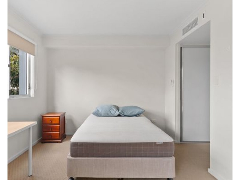 13/2 Laurence st, St Lucia QLD 4067