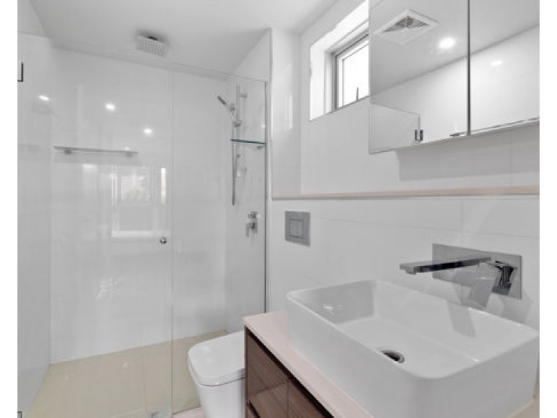 13/2 Laurence st, St Lucia QLD 4067