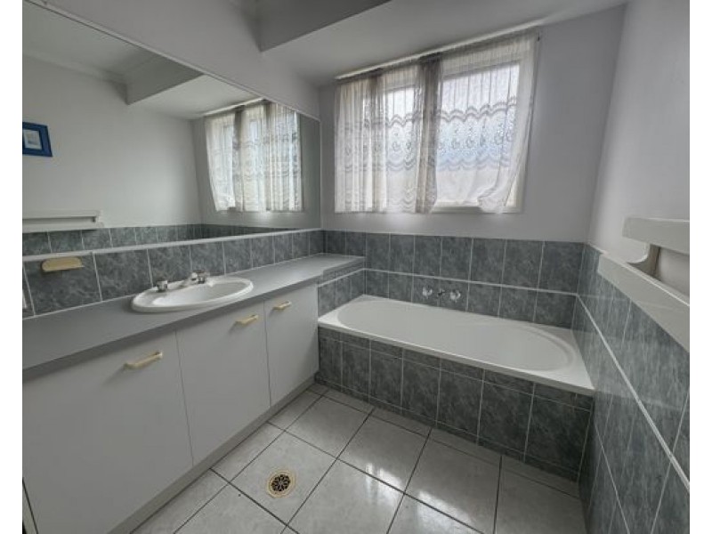 1 Janna Ct, Eatons Hill QLD 4037