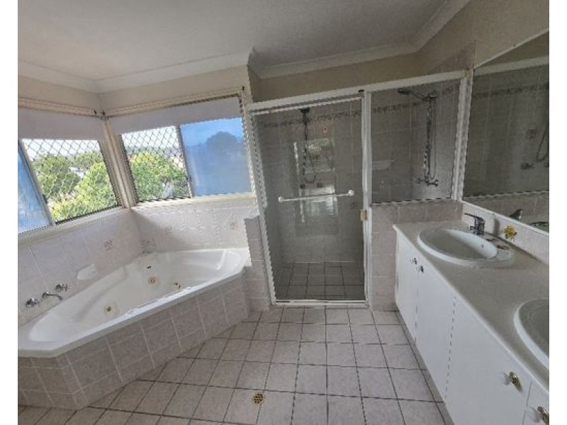 9 Ablington Way., Carindale QLD 4152