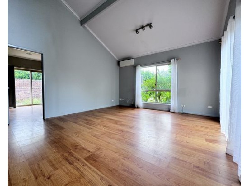 8 Melba Court, Mount Ommaney QLD 4074