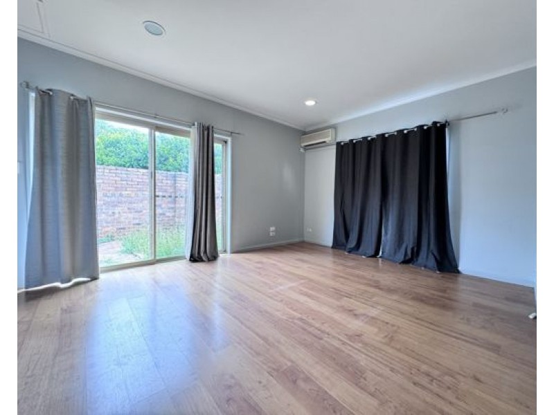 8 Melba Court, Mount Ommaney QLD 4074