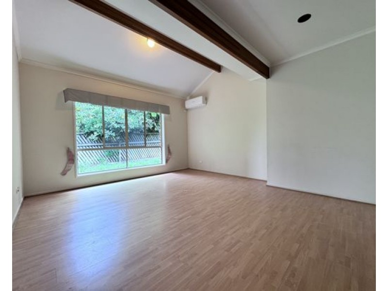 8 Melba Court, Mount Ommaney QLD 4074