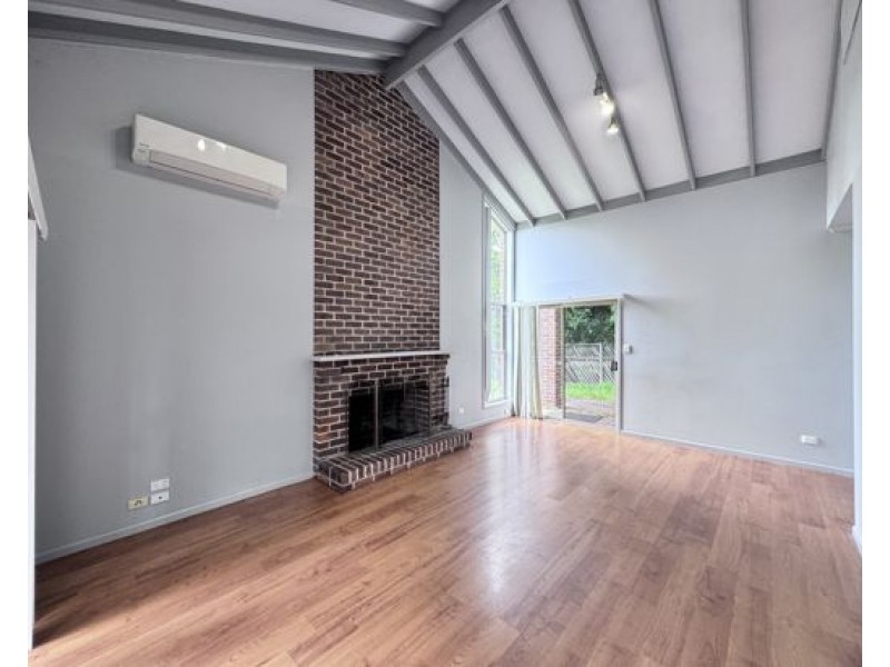 8 Melba Court, Mount Ommaney QLD 4074