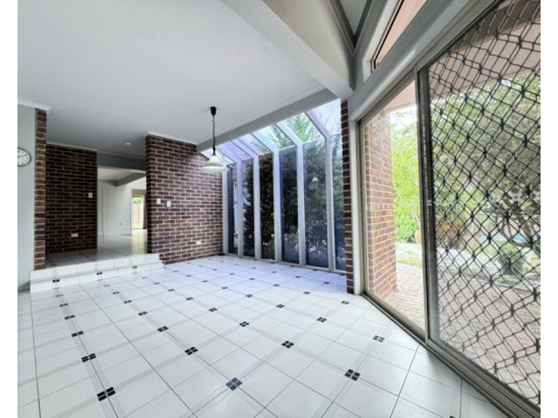 8 Melba Court, Mount Ommaney QLD 4074