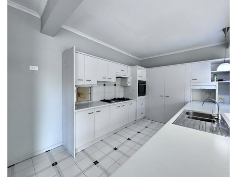 8 Melba Court, Mount Ommaney QLD 4074