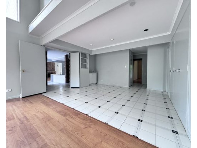 8 Melba Court, Mount Ommaney QLD 4074