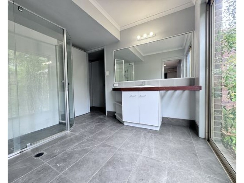 8 Melba Court, Mount Ommaney QLD 4074