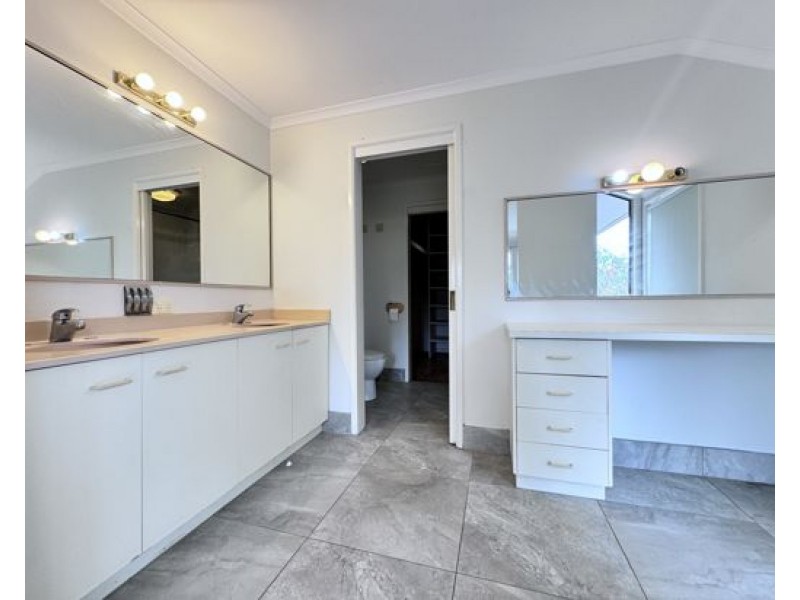 8 Melba Court, Mount Ommaney QLD 4074