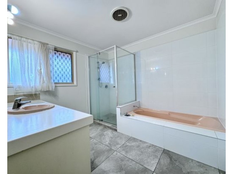 8 Melba Court, Mount Ommaney QLD 4074