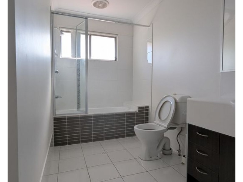 15 131 McAuley Parade, Pacific Pines QLD 4211