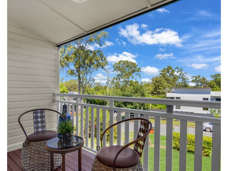 98 Eighth Avenue, St Lucia QLD 4067