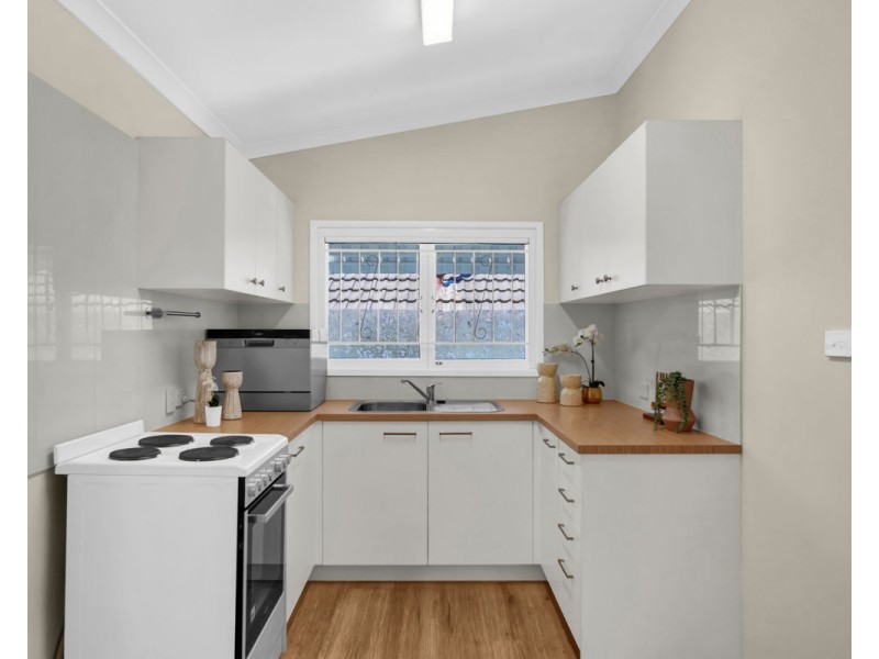 98 Eighth Avenue, St Lucia QLD 4067