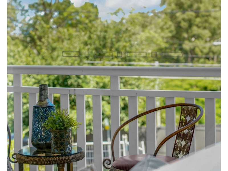 98 Eighth Avenue, St Lucia QLD 4067
