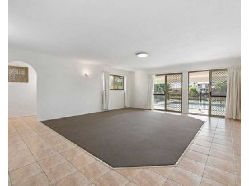 7 Sara Avenue, Broadbeach Waters QLD 4218